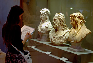 Dessinatrice au Louvre