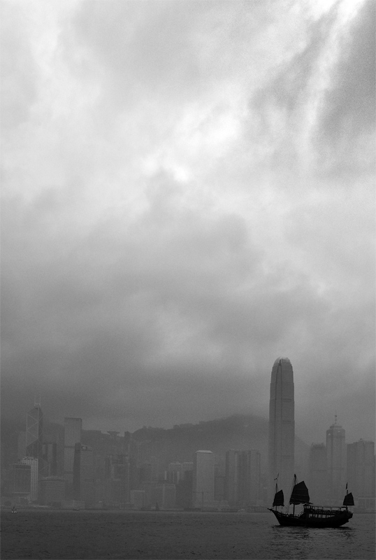 Jonque dans la baie de Hong-Kong par temps de chien.