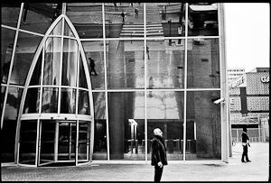 Plus loin derri�re