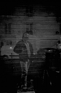 Autoportrait au rideau de fer