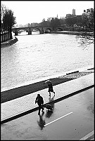 sous la pluie sur les quais