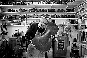 La caisse de rsonance du violoncelle dans les bras du luthier