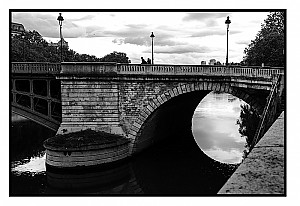 Silhouettes sur un pont